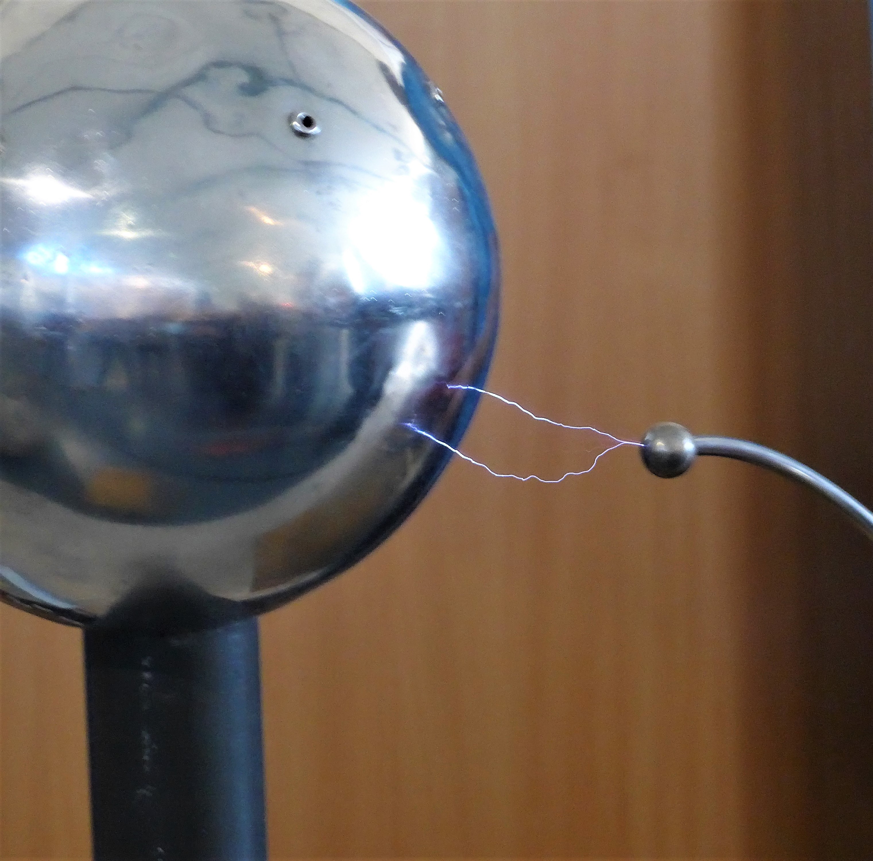 If there is enough electricity it can even jump across the air between other conductors like metal. You can see the electricity flowing here from one metal conductor to another